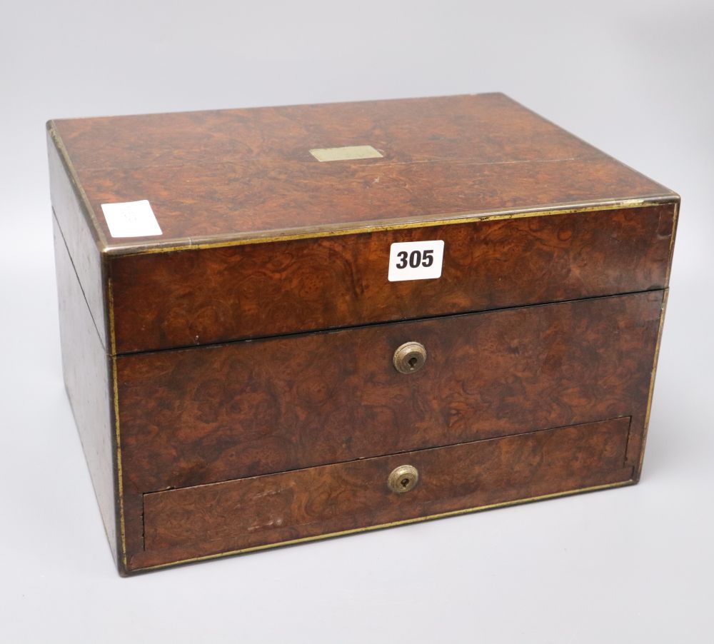 A 19th century burr walnut toilet case, 20 x 33cm